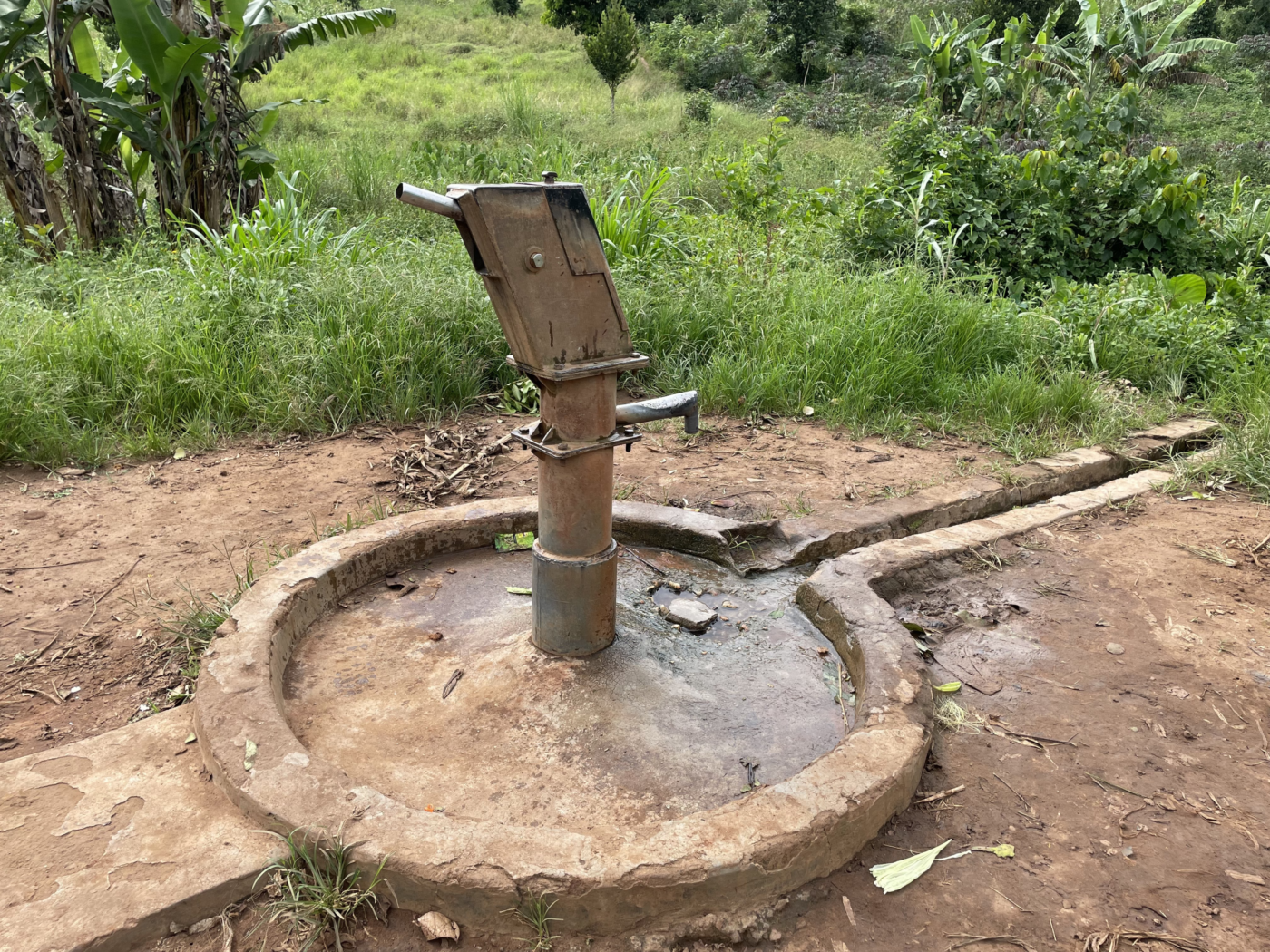 ハンドポンプが壊れた井戸。水がほとんど出ないため、使われなくなっている（ウガンダ、Sunda Technology Global提供）
